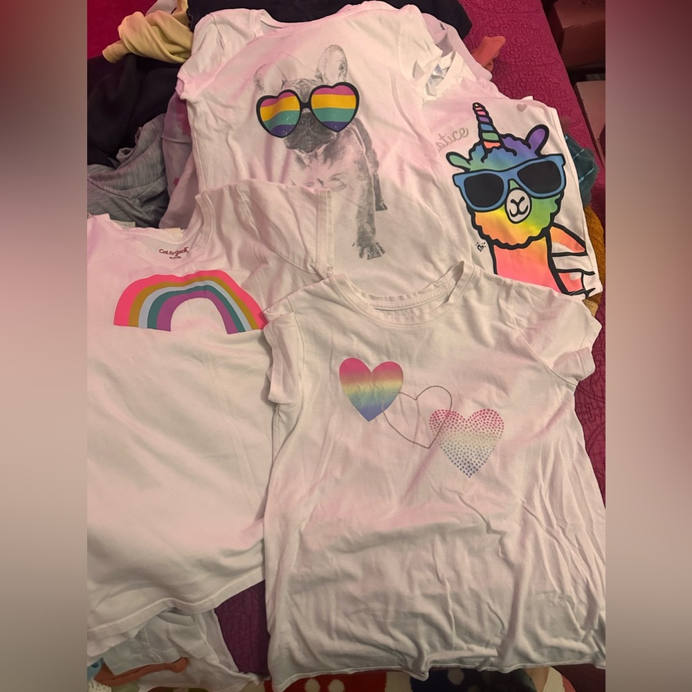 4 t-shirts for 20 the one with the dog has some stains size M7/8